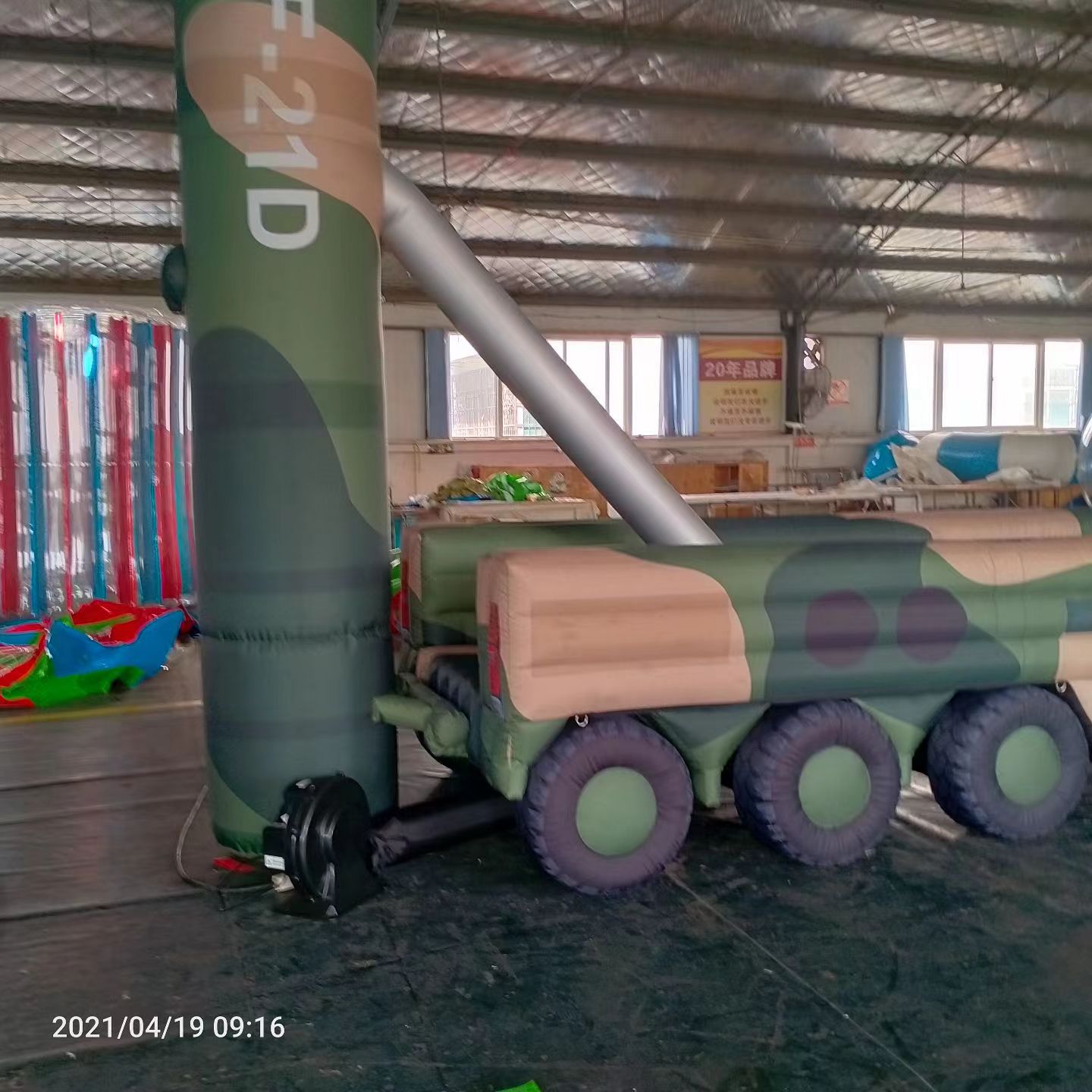 宽城军事演习中的充气目标车辆：模拟发射车雷达车坦克飞机